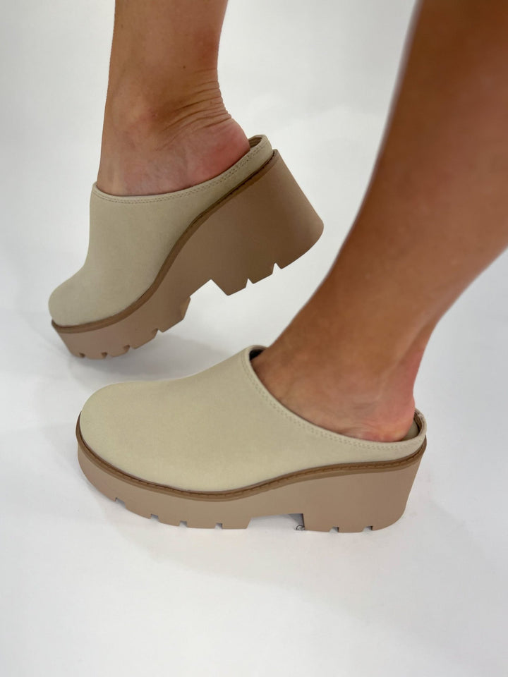 R-Test Suede Clogs, Beige