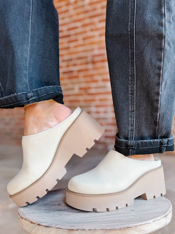 R-Test Suede Clogs – Beige
Where retro edge meets modern comfort.
The R-Test Suede Clogs are your new everyday statement shoe. Featuring a chunky platform, lug sole, and soft suede-like finish, these clogs balance bold style with all-day wearability. A padded footbed adds comfort, while the neutral beige tone keeps them endlessly versatile. Whether paired with denim, dresses, or cozy knits, these clogs are the ultimate season-to-season staple.
Why You’ll Love It
• Chunky platform + lug sole for modern edge
