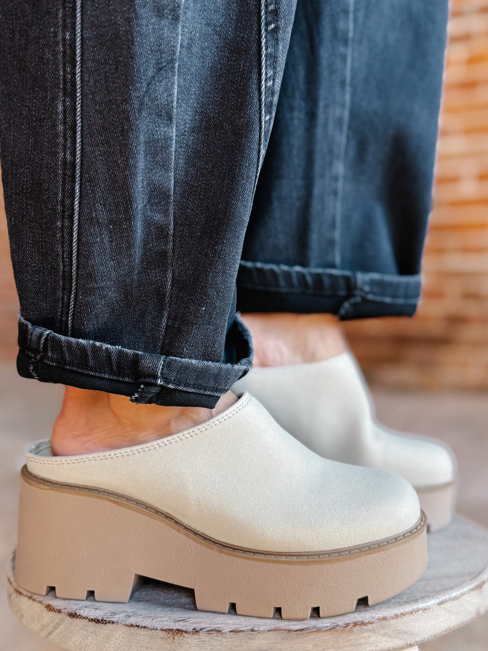 R-Test Suede Clogs – Beige
Where retro edge meets modern comfort.
The R-Test Suede Clogs are your new everyday statement shoe. Featuring a chunky platform, lug sole, and soft suede-like finish, these clogs balance bold style with all-day wearability. A padded footbed adds comfort, while the neutral beige tone keeps them endlessly versatile. Whether paired with denim, dresses, or cozy knits, these clogs are the ultimate season-to-season staple.
Why You’ll Love It
• Chunky platform + lug sole for modern edge
