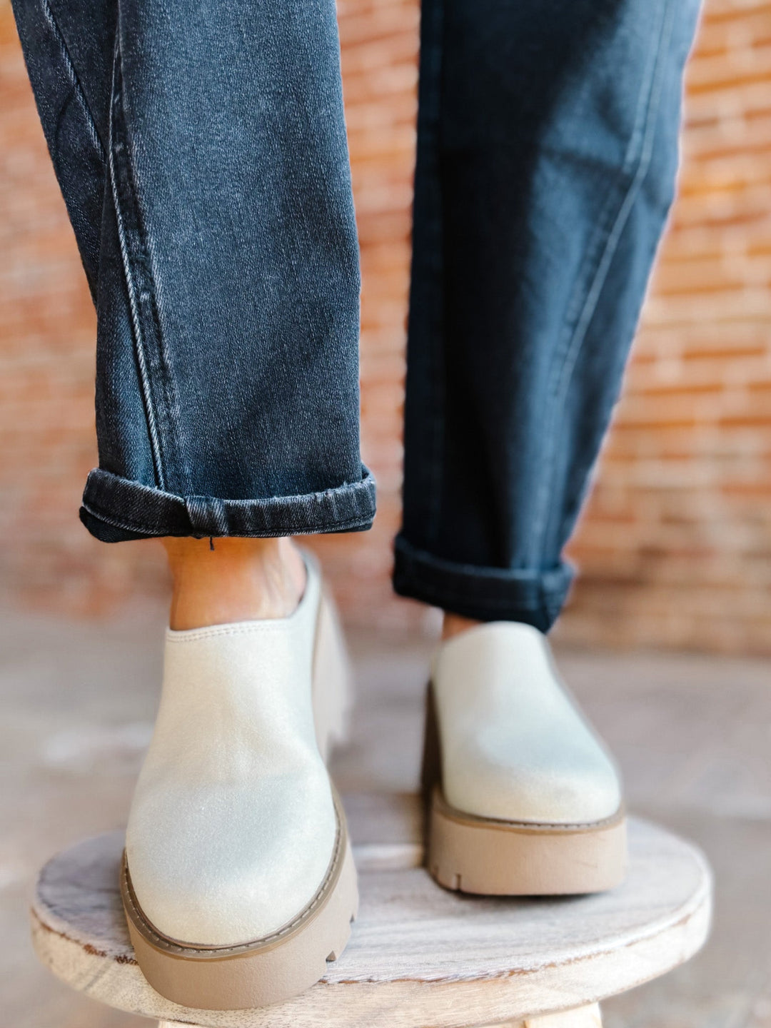 R-Test Suede Clogs – Beige
Where retro edge meets modern comfort.
The R-Test Suede Clogs are your new everyday statement shoe. Featuring a chunky platform, lug sole, and soft suede-like finish, these clogs balance bold style with all-day wearability. A padded footbed adds comfort, while the neutral beige tone keeps them endlessly versatile. Whether paired with denim, dresses, or cozy knits, these clogs are the ultimate season-to-season staple.
Why You’ll Love It
• Chunky platform + lug sole for modern edge
