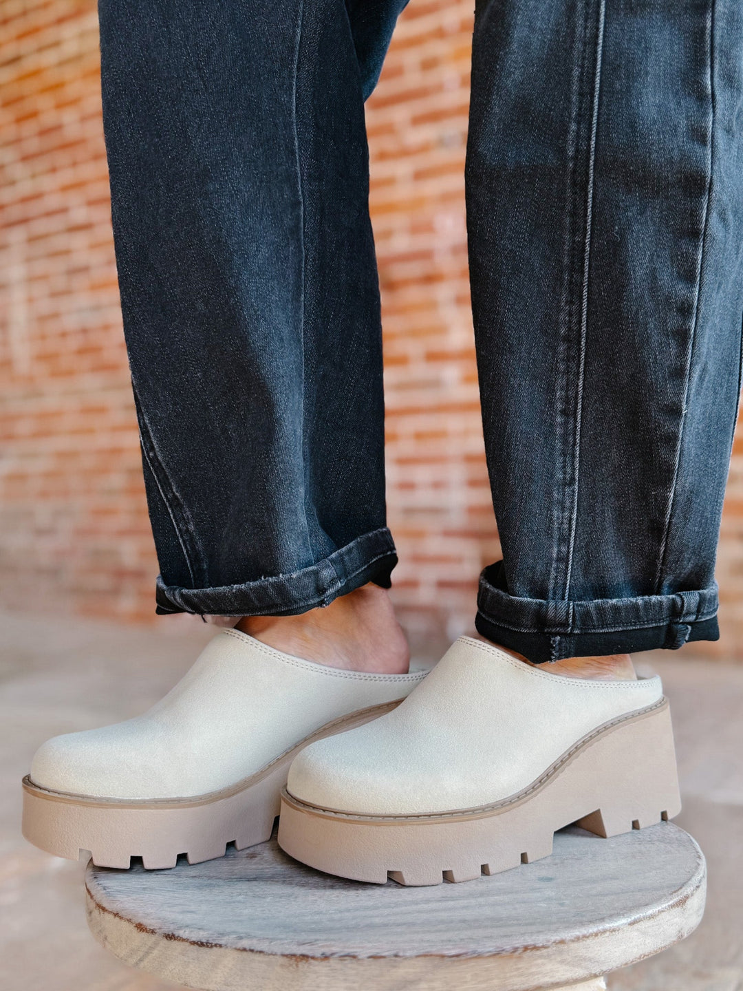 R-Test Suede Clogs – Beige
Where retro edge meets modern comfort.
The R-Test Suede Clogs are your new everyday statement shoe. Featuring a chunky platform, lug sole, and soft suede-like finish, these clogs balance bold style with all-day wearability. A padded footbed adds comfort, while the neutral beige tone keeps them endlessly versatile. Whether paired with denim, dresses, or cozy knits, these clogs are the ultimate season-to-season staple.
Why You’ll Love It
• Chunky platform + lug sole for modern edge
