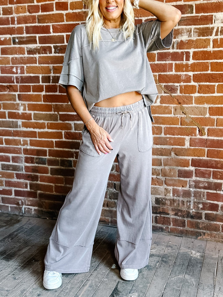 Cropped pants in mocha with a mineral wash finish, high-waisted and wide-leg design.