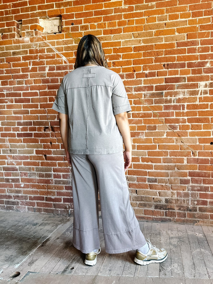 Cropped pants in mocha with a mineral wash finish, high-waisted and wide-leg design.