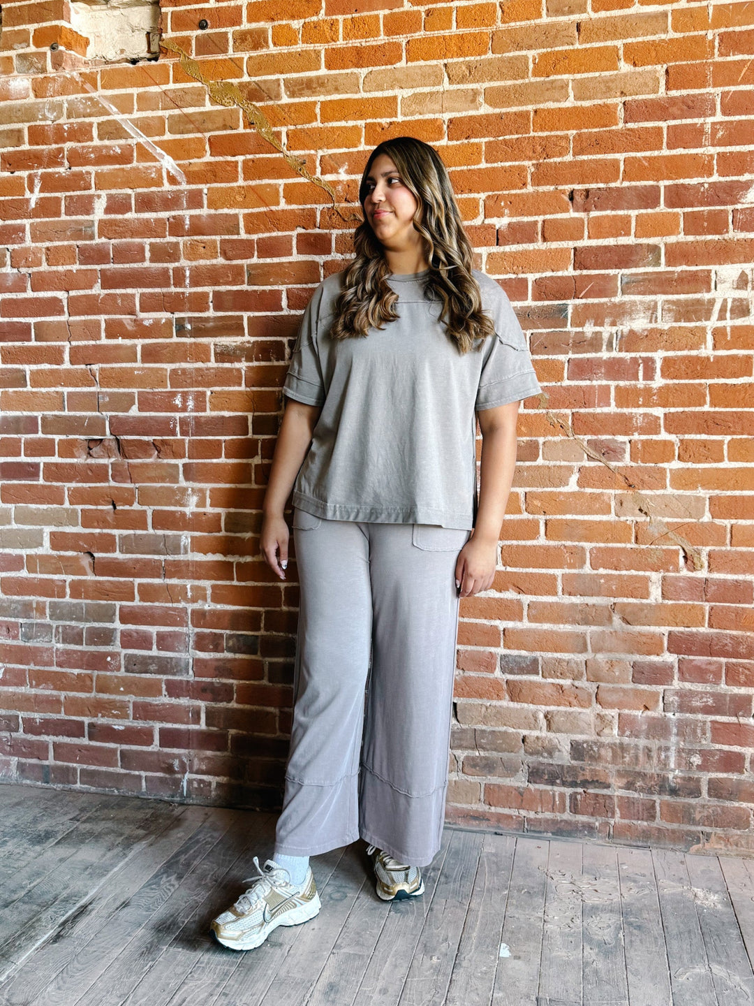 Cropped pants in mocha with a mineral wash finish, high-waisted and wide-leg design.