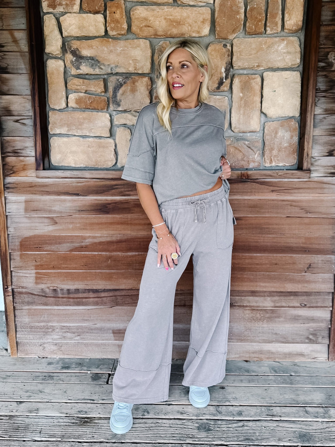 Cropped pants in mocha with a mineral wash finish, high-waisted and wide-leg design.