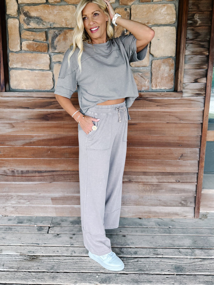 Cropped pants in mocha with a mineral wash finish, high-waisted and wide-leg design.