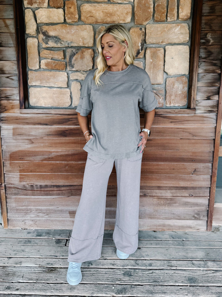 Cropped pants in mocha with a mineral wash finish, high-waisted and wide-leg design.