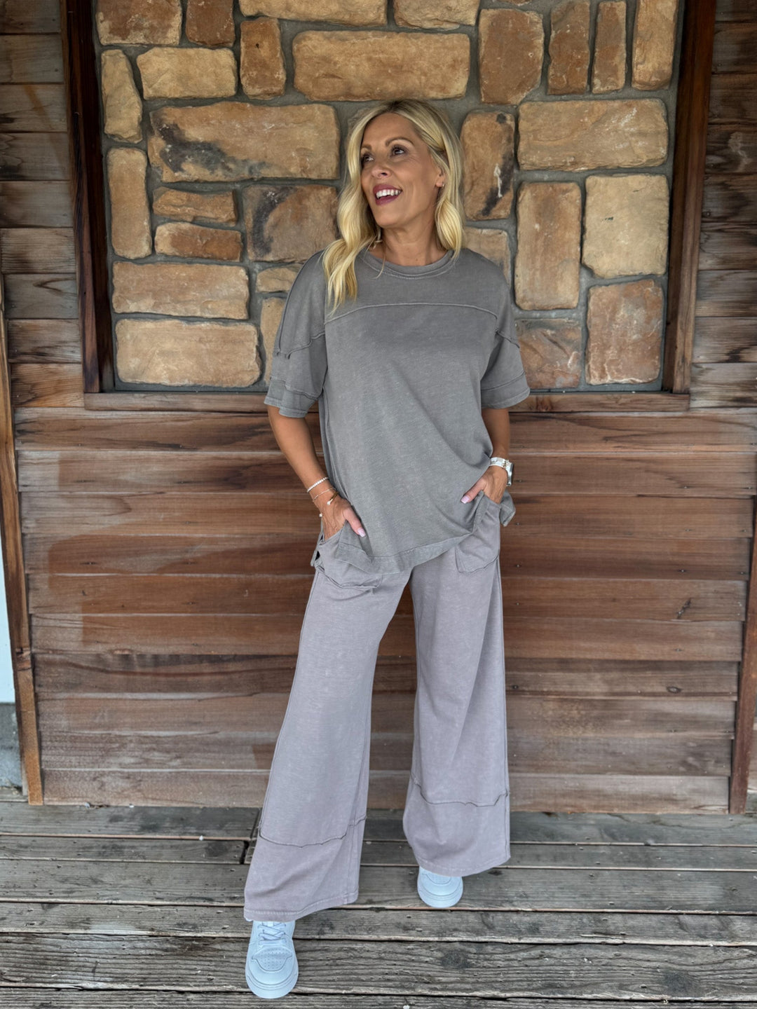 Cropped pants in mocha with a mineral wash finish, high-waisted and wide-leg design.