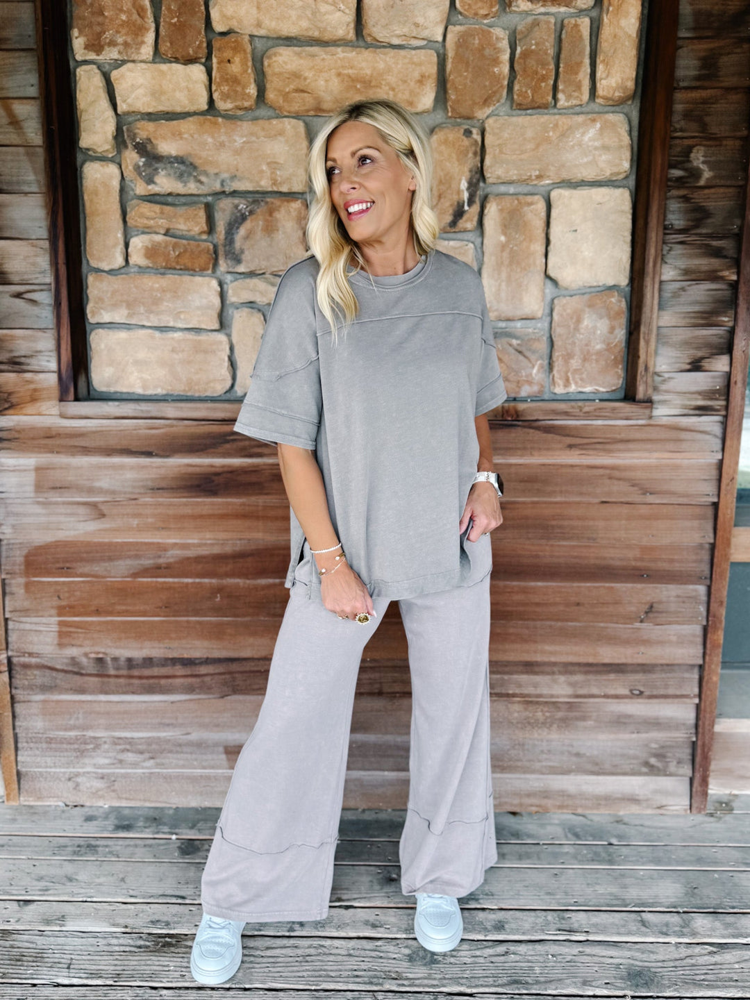 Cropped pants in mocha with a mineral wash finish, high-waisted and wide-leg design.