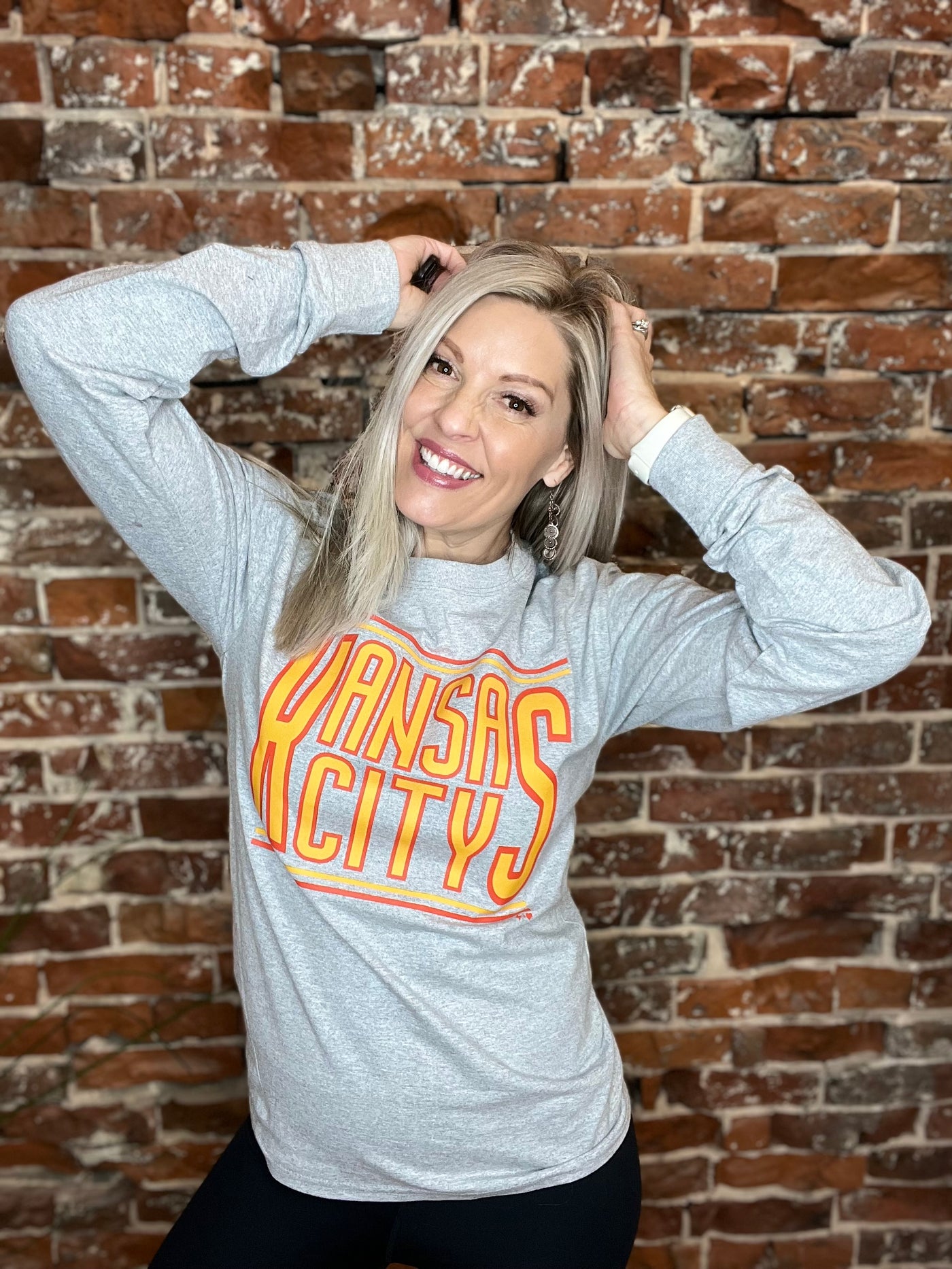 Chelsea Kansas City Red Outline Long Sleeve Graphic Tee in Heather Grey