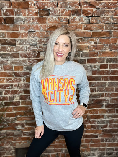 Chelsea Kansas City Red Outline Long Sleeve Graphic Tee in Heather Grey